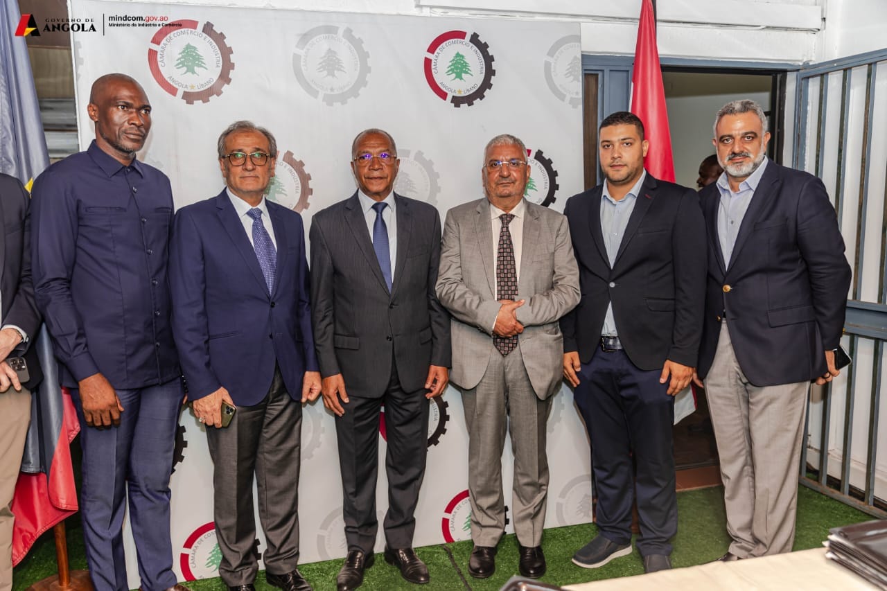 Participantes na inauguração da Câmara