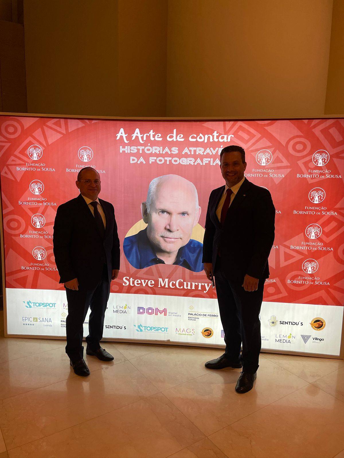 Representantes na cerimónia de homenagem a Steve McCurry